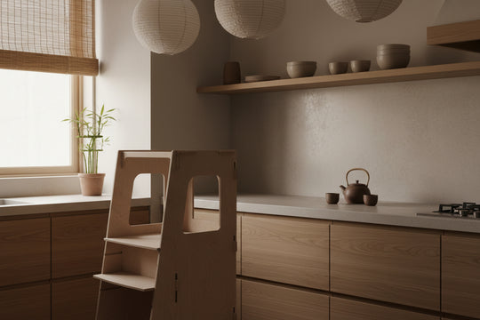 Houten leertoren voor kinderen in een moderne Japandi keuken