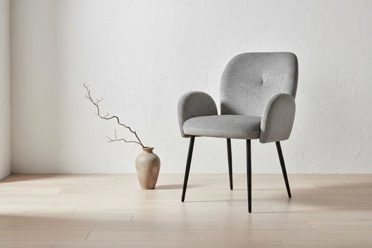 Bobby eetkamerstoel lichtgrijs in minimalistisch Japandi interieur
