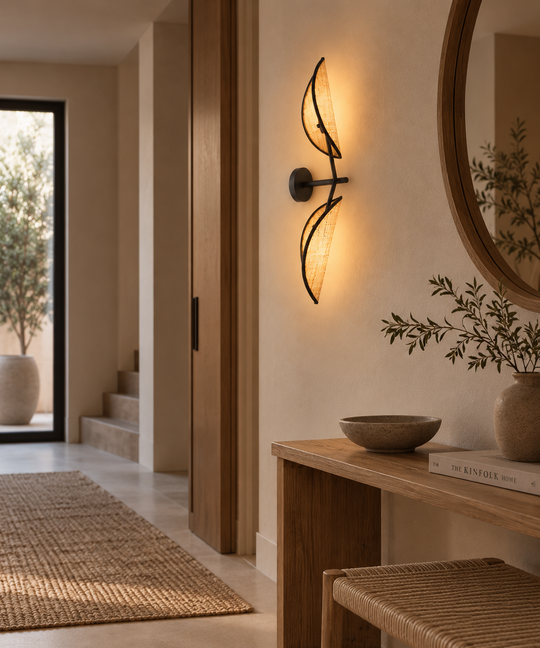 VENE K2 wandlamp in warme Japandi hal met houten interieur