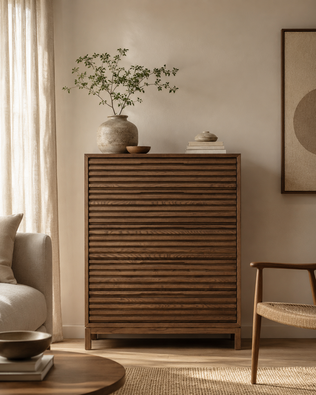 Houten ladekast in kleur Roux met lattenfront geplaatst in een rustige Japandi woonkamer met natuurlijke materialen