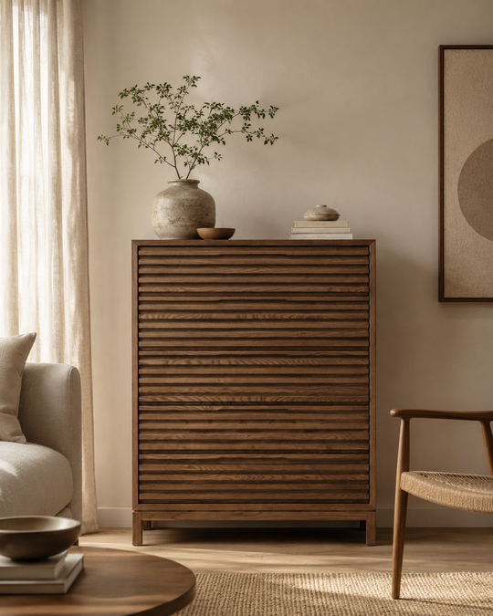 Houten ladekast in kleur Roux met lattenfront geplaatst in een rustige Japandi woonkamer met natuurlijke materialen