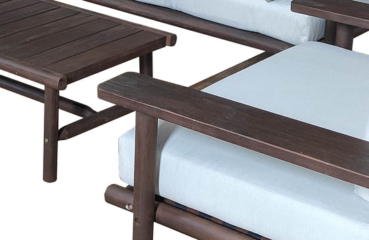 Detail van Laruna loungeset met donker acaciahouten frame en Royal Sand zitkussens