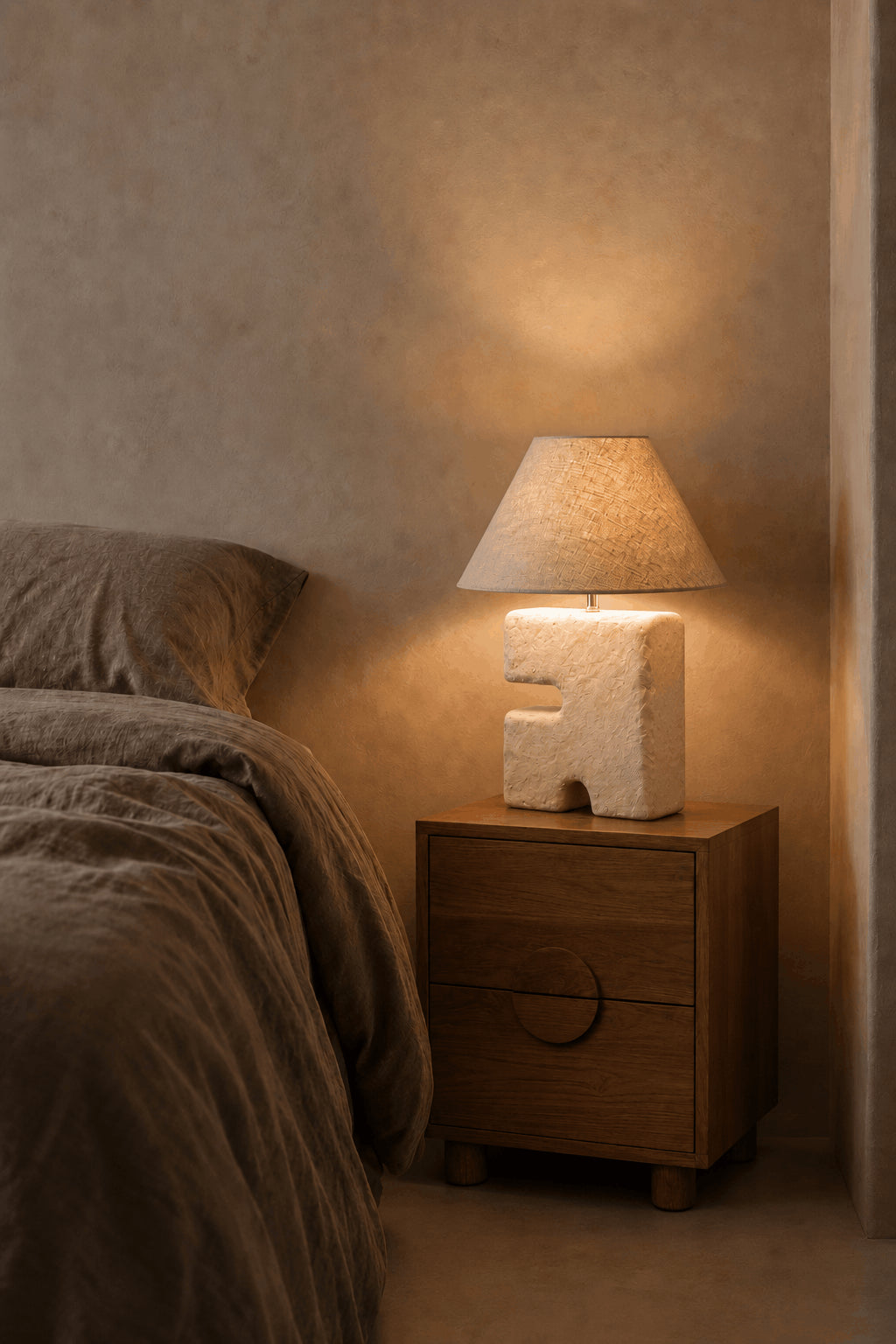 L’Objet witte tafellamp met lichte lampenkap