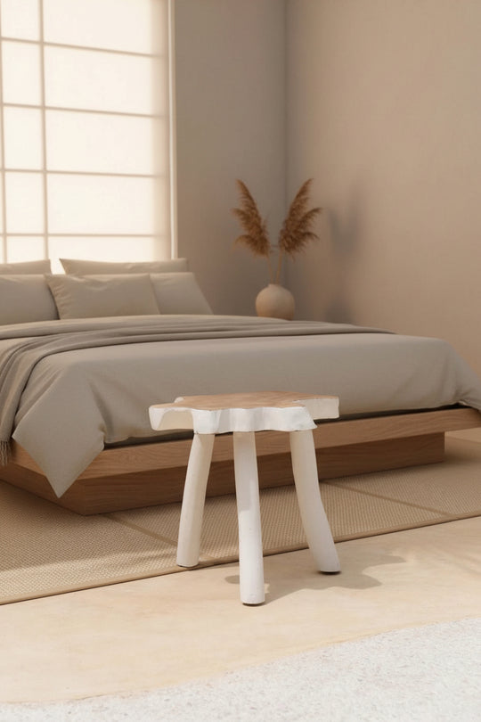 Organic bijzettafel in een rustig Japandi slaapkamer