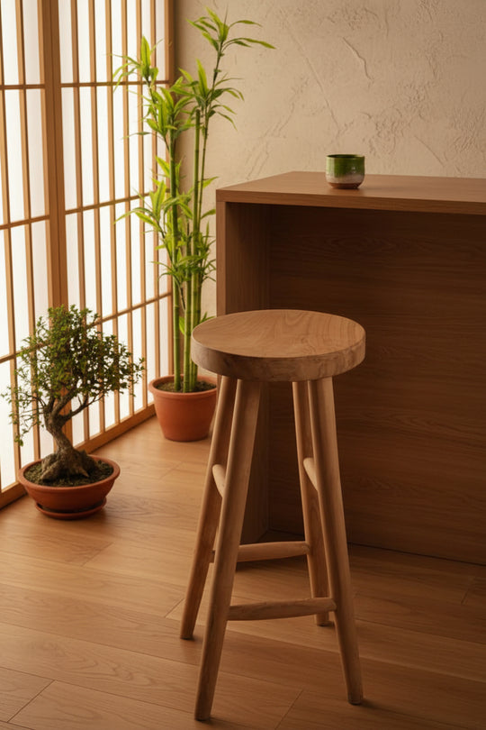 Kedut barkruk in een rustig Japandi interieur