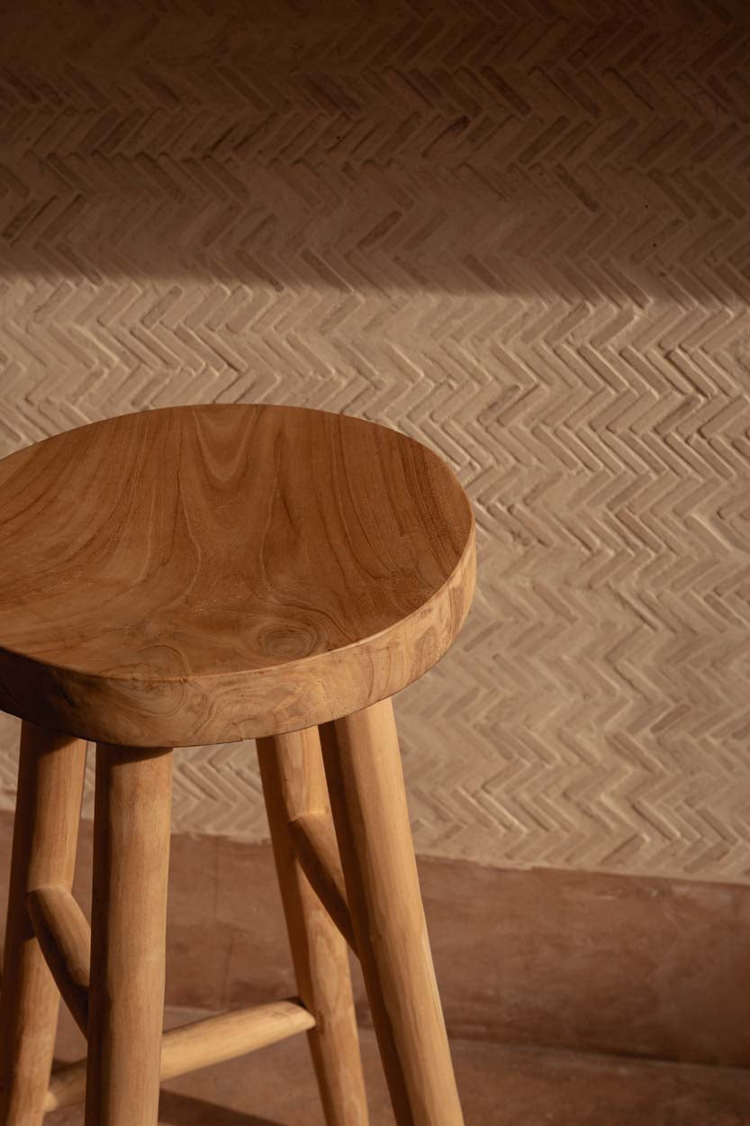 Detail van de natuurlijke houtnerf van de Kedut barkruk