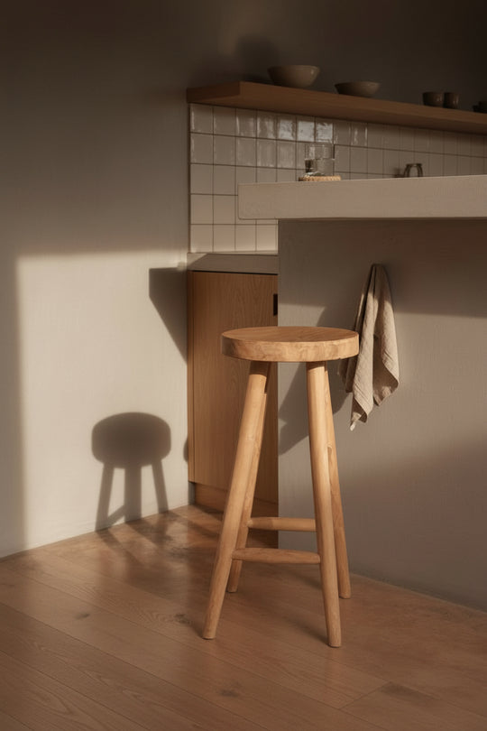 Volledig aanzicht van de Kedut barkruk van 75 cm hoog