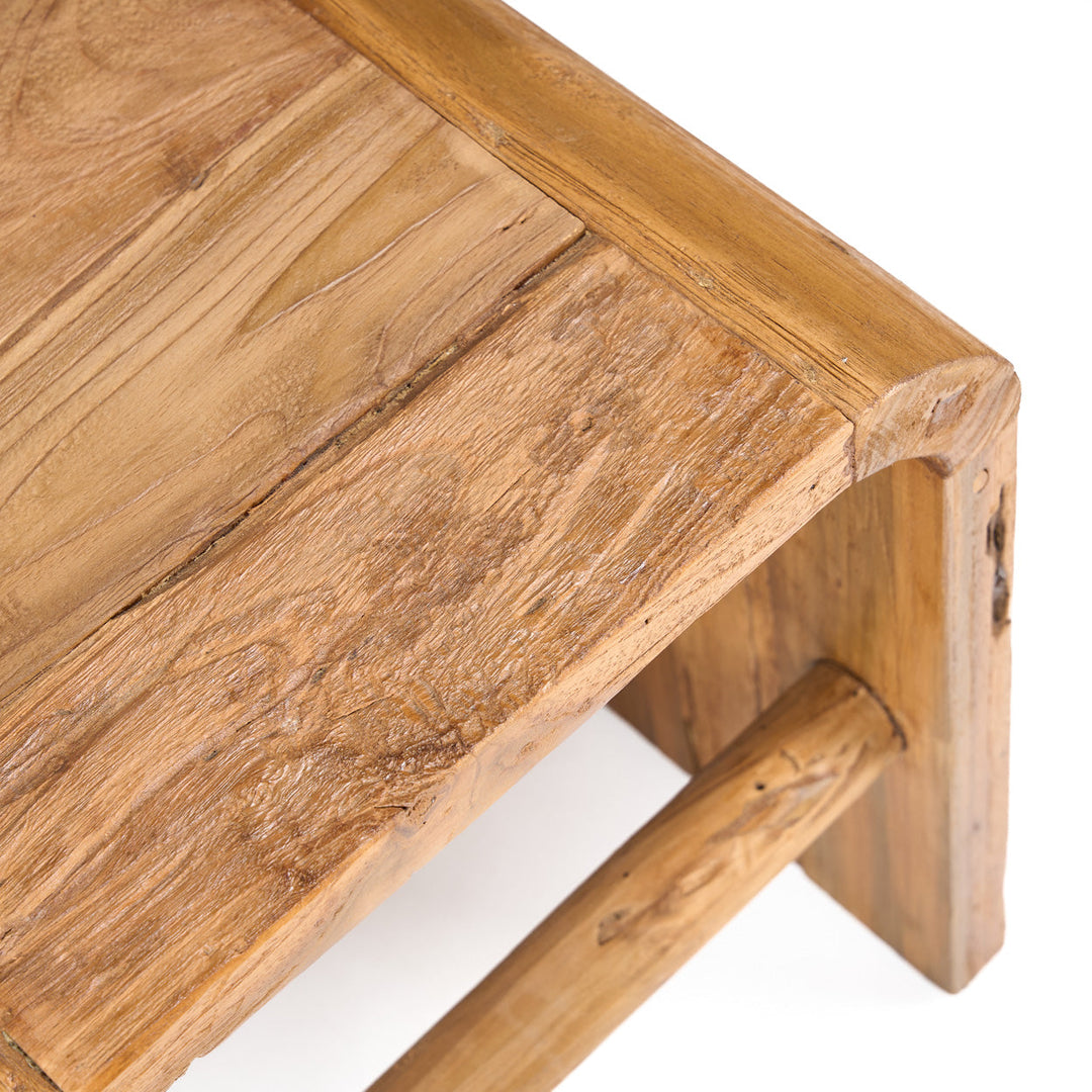 Close-up van de Arc bijzettafel met zichtbare houtnerf en afgeronde hoek