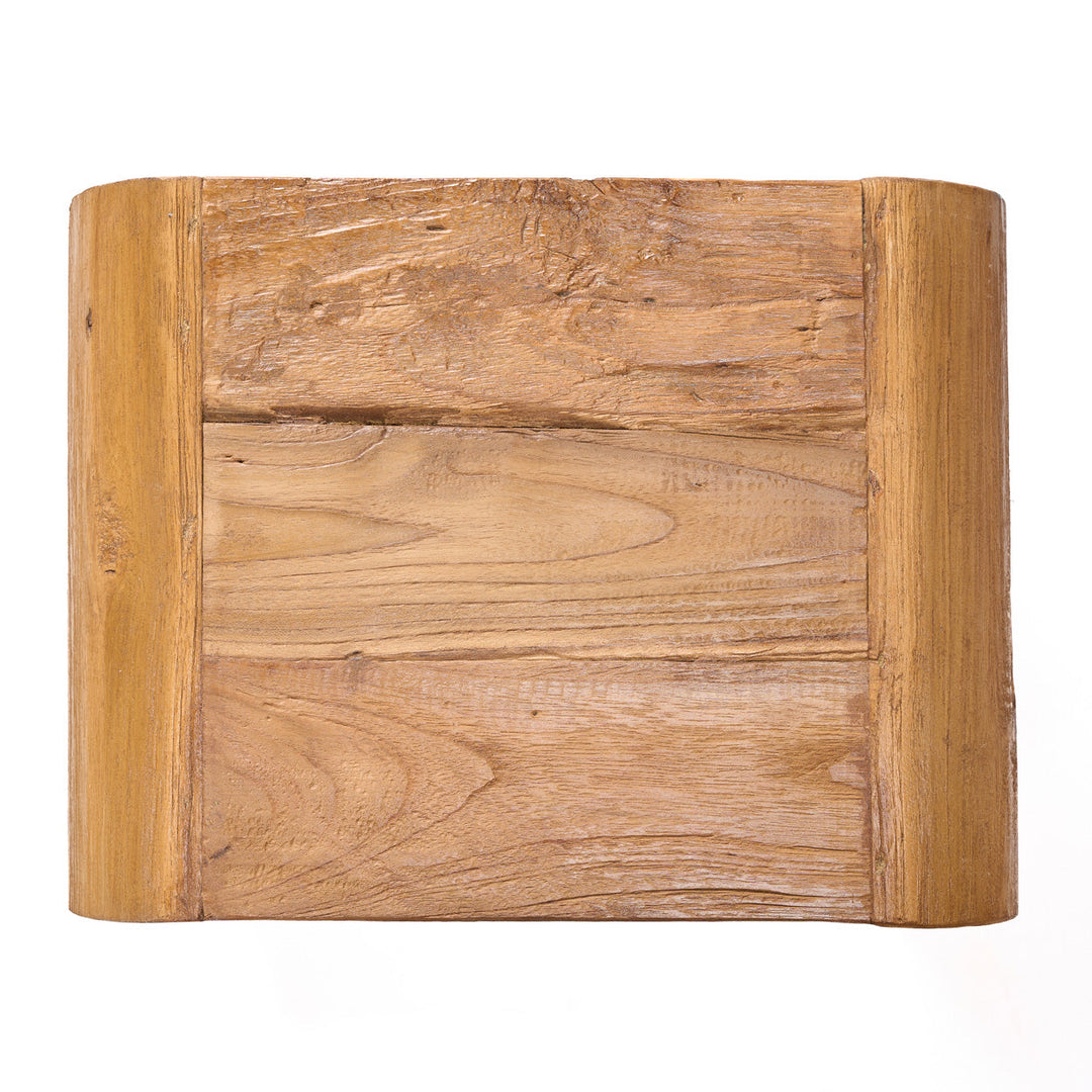 Close-up van de Arc bijzettafel van het blad met zichtbare houtnerf en afgeronde hoek