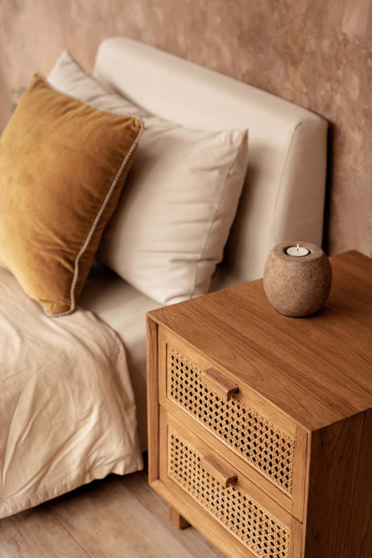 Harmony nachtkastje naast een bed in Japandi slaapkamer