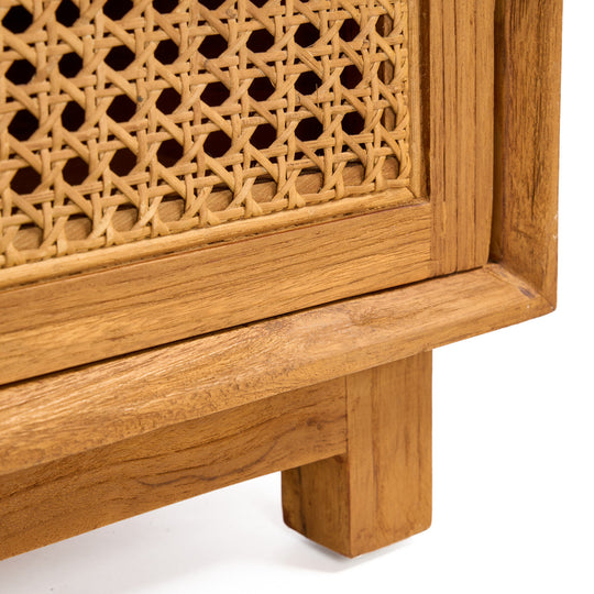Detail van teakhout en rotan van Harmony nachtkastje