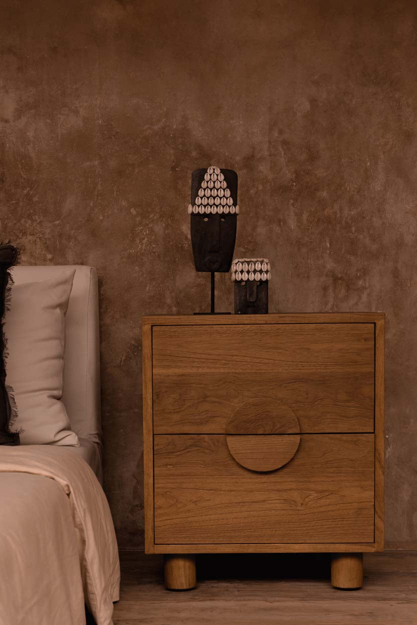 Eclipse nachtkastje naast bed in een rustige Japandi slaapkamer