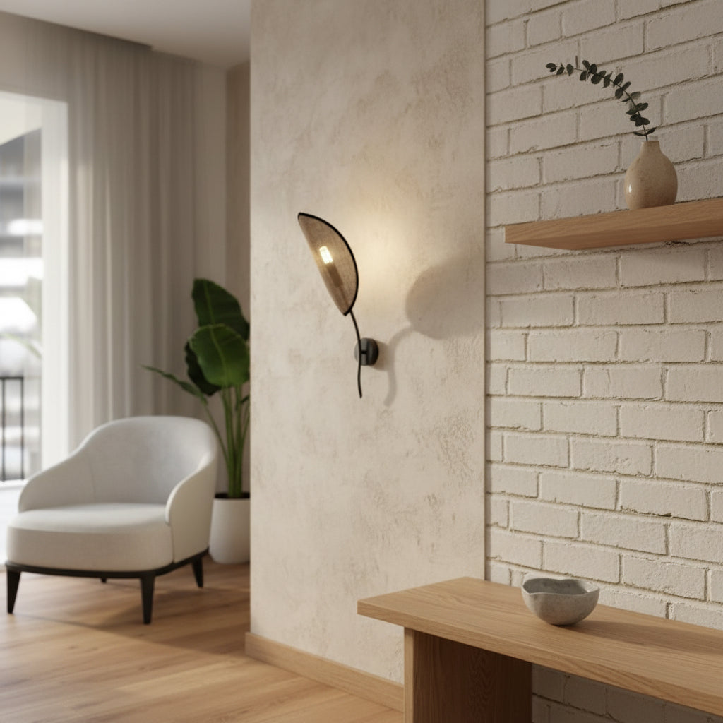 LOTUS K1 wandlamp zwart en rotan in woonkamer