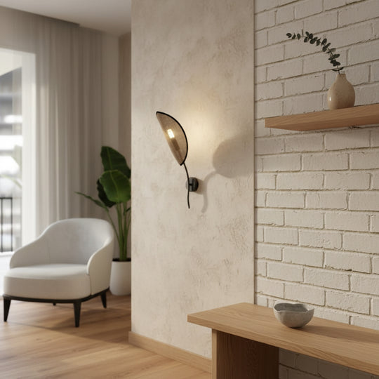 LOTUS K1 wandlamp zwart en rotan in woonkamer