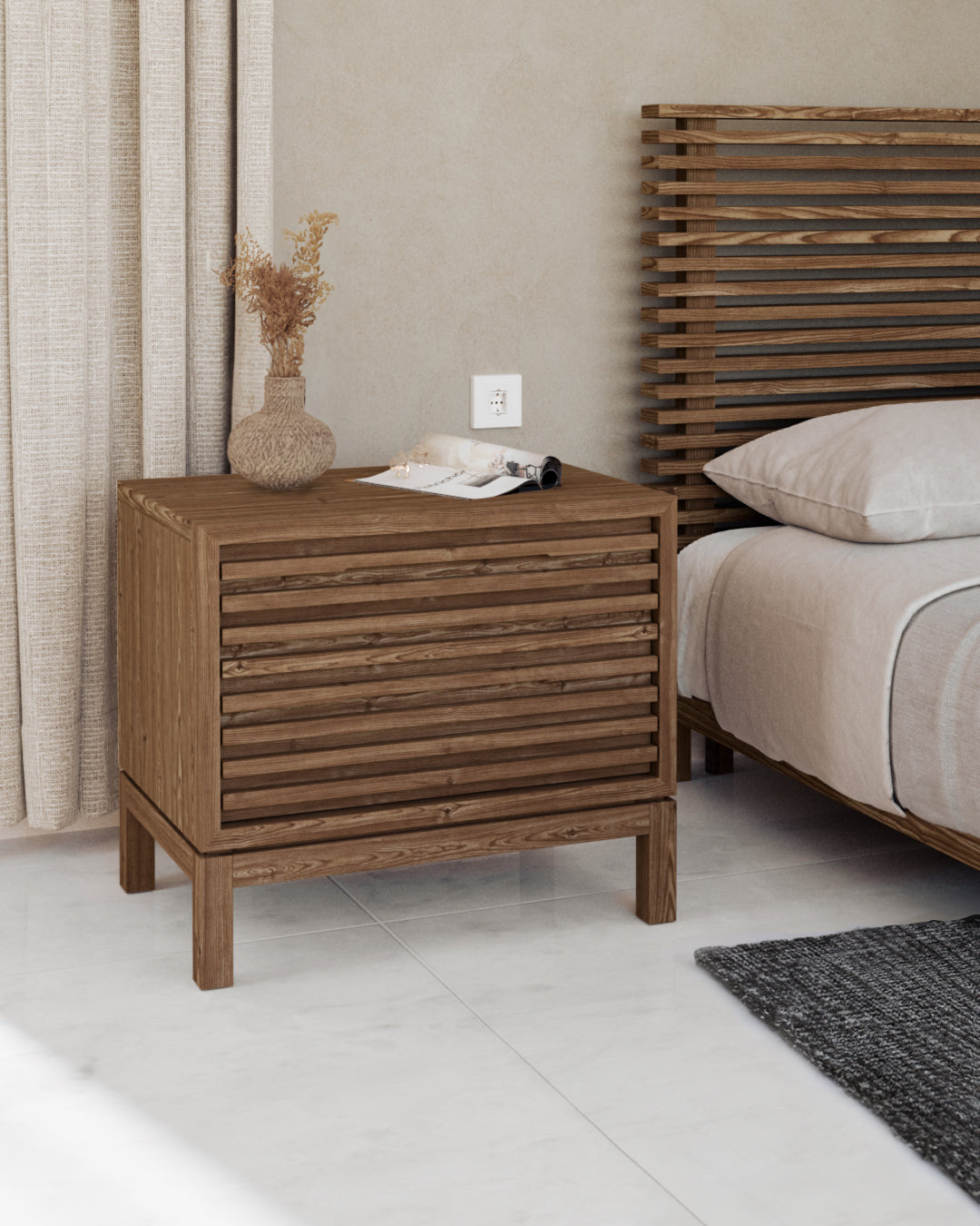 Tanner Japandi nachtkastje met 2 lades naast een bed in een rustgevende slaapkamer met natuurlijke materialen.