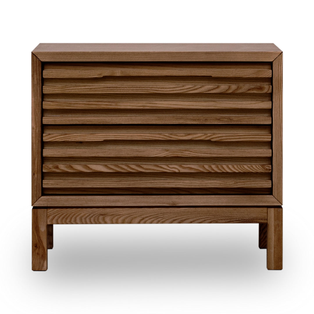 Houten Tanner nachtkastje met 2 lades en stijlvol lattenfront geïnspireerd op Japandi design.