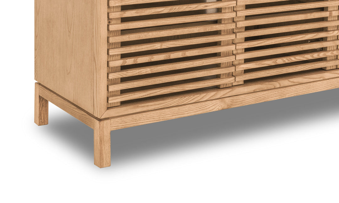 Detail van Tanner tv-meubel met essenhouten lattenfront
