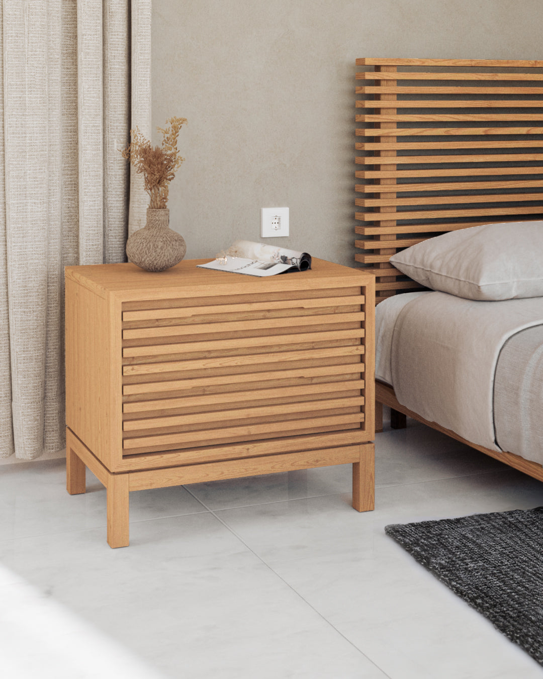 Tanner Japandi nachtkastje met 2 lades naast een bed in een rustgevende slaapkamer met natuurlijke materialen.