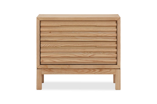 Tanner nachtkastje met 2 lades in Japandi stijl van hout met decoratieve lattenfronten en warme natuurlijke uitstraling.