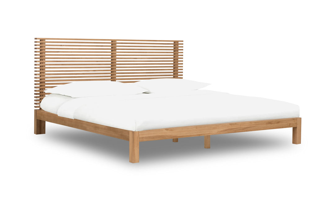Schuin aanzicht van Tanner houten bed in natuurlijke essenhouten afwerking