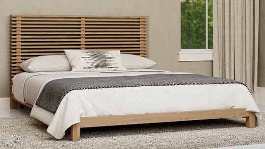 Tanner Japandi bed van essenhout in rustige Scandinavische slaapkamer