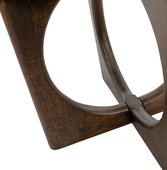 Close-up van het opvallende opengewerkte onderstel van de mango houten bijzettafel in walnootkleur.